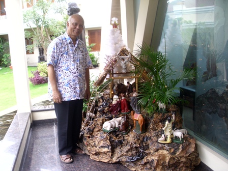 Tampak Uskup Agung Semarang, Mgr Johannes Maria Pujasumarta, sedang bersantai di samping goa Natal di kantornya Jalan Pandanaran 13 Semarang