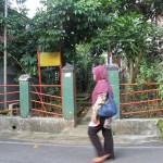 Seorang perempuan melintas di depan Petilasan Mbah Alian, di Perumahan Wahyu Utomo RT2/RW4 Kelurahan Tambakaji Ngaliyan. 