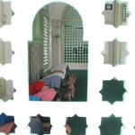 BERJAMAAH: Satu shaf jamaah Masjid Menara melaksanakan sholat duhur berjamaah.