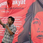 ORASI: Perwakilan Obor Marsinah Semarang, Yayan M Royani melakukan orasi di panggung rakyat