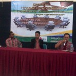 Haris Azhar (kiri) dan Tedi Kholiludin (memegang mik)