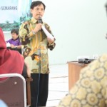Menyampaikan Materi: Dr Fachruddin Mangunjaya menyampaikan materi pada seminar "agama ramah lingkungan" Jumat, (14/11/14) di Audit 1 IAIN Semarang.