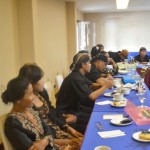 Warga Sedulur Sikep sedang mendengarkan cerita pengalaman dari sesama anggotanya. [Foto: Salam]