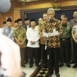 Gubernur Jawa Tengah Ganjar Pranowo didampingi Forkominda serta Ormas Keagamaan membacakan isi pernyataan bersama peningkatan keamanan dan ketertiban di Jateng. [Foto: Ceprudin]