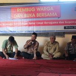 Kepala Desa Siandong, Kecamatan Larangan, Kabupaten Brebes, M Taufiq HS (kedua dari kanan) saat hadir pada pembukaan rembug warga dan buka bersama ‘pentingnya menjaga kerukunan antar umat beragama’ di kantor balai desa setempat, Senin (29/6/15). 