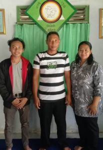 Foto Bersama: Tim eLSA foto bersama dengan dua generasi muda penganut Kepercayaan di Kabupaten Kendal. Foto: istimewa