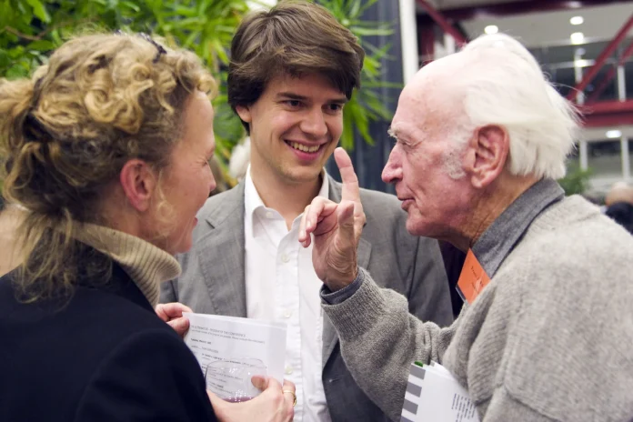 Johan Galtung (kanan). [Sumber Foto: https://rightlivelihood.org/wp-content/uploads/2024/07/Johan-Galtung-Ole-von-Uexkull_Munich05-c-Orla-Connolly-scaled-1.jpg]