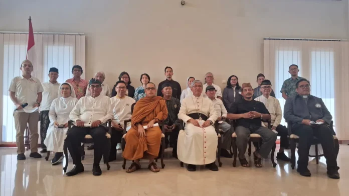 Doa bersama lintas agama di Kantor Keuskupan Agung Semarang, Kecamatan Semarang Selatan, Kota Semarang, Senin (1/9/2025). Source: Pelita Semarang